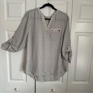 Maurices Womens Blue White Geometric V-Neck Top Blouse Sz 0 Office Siren Chic